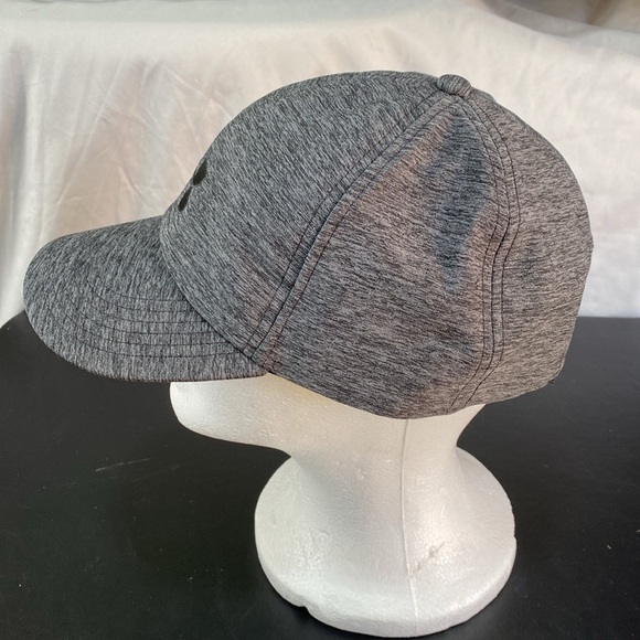 Woman’s Under Armour Black & Gray Heathered Look Adjustable Sports Baseball Hat. - Picture 2 of 9